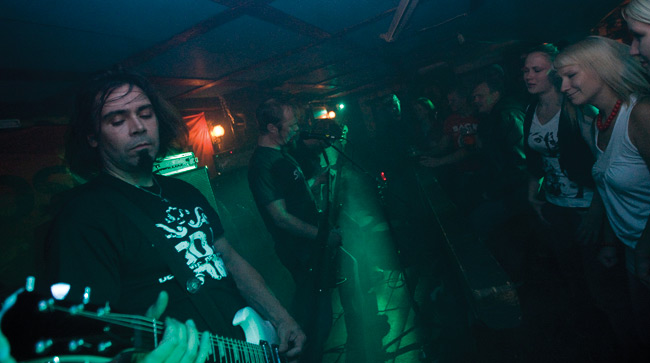 Ja tytöt tykkää
Mosesgun, Sam's pub, Kotka 2009.
Avainsanat: Mosesgun Sams pub Sam's Kotka Vesa Winberg Matti yleisö tytöt
