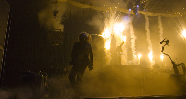 Pyrot paukkuu
Ihme, että jäähallissa ja polttaa ja paukuttaa noin paljon. 

PS. Korvat lukossa, vaikka oli tulpat ja liekit lämmittivät mukavasti, vaikka olivat lavan takana.
Avainsanat: Mötley CrÃ¼e Motley Crue Vince Neil live wire solisti bang pyrotekniikka räjähtää public enemy liekit tuli jäähalli