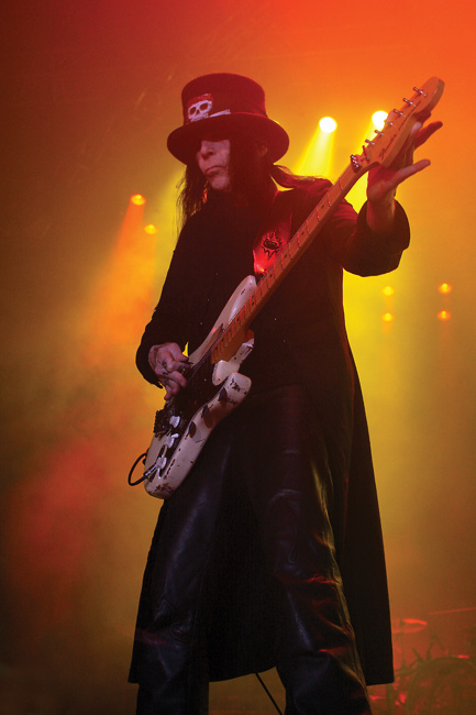 Mick Mars
Avainsanat: Mötley CrÃ¼e Motley Crue Mick Mars kitaristi pääkallo kuolema synkkä Fender Stratocaster
