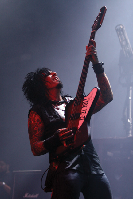 Nikki Sixx 2007
Avainsanat: Mötley CrÃ¼e Motley Crue Nikki Sixx basisti lauluntekijä show glam rock glamour nostaa bassoa 12 21 2012