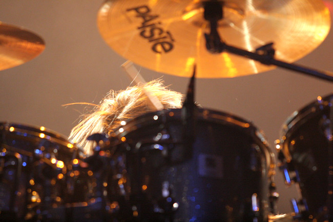 Karvapehko heiluu
Mikkey Dee työmaallaan. Vauhtia riittää läpi keikan.
Avainsanat: Motörhead Mikkey Dee rumpali karvapaa heilua Paiste pelti symbaali rummut
