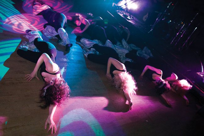 Makuullaan
Avainsanat: Tanssistudio Move tanssiryhmä Kairo tanssijatar maata lattialla