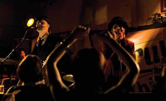 Pirulliset bileet
... ja Mr. Hyde band Ville Pusalla höystettynä...
Avainsanat: Mr. Hyde Band Pirulliset bileet Kotka Amarillo Mikko Pohjola Ville Pusa kädet nainen tanssia yleisö