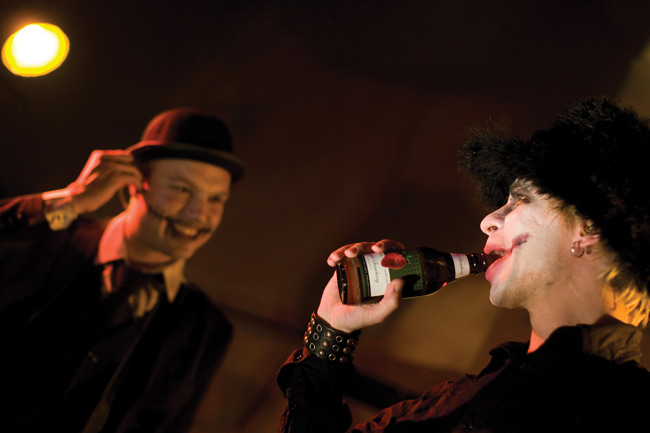 Maistuuko mansikalta?
Avainsanat: Mr. Hyde Band Pirulliset bileet Kotka Amarillo Mikko Pohjola Ville Pusa mansikkasiideri juoda