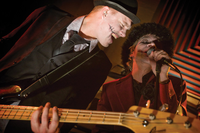 Pirullisesti samaan mikkiin
Mikko Pohjola ja Ville Pusa
Avainsanat: Mr. Hyde Band Pirulliset bileet Kotka Amarillo Mikko Pohjola Ville Pusa samaan mikkiin