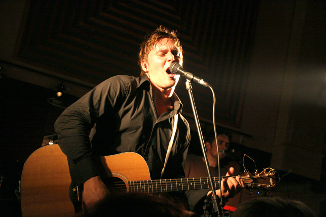 Petri Munck
Munck Amarillon lavalla, Kotka 2005.
Avainsanat: Petri Munck Pete akustinen kitara sä oot tähti