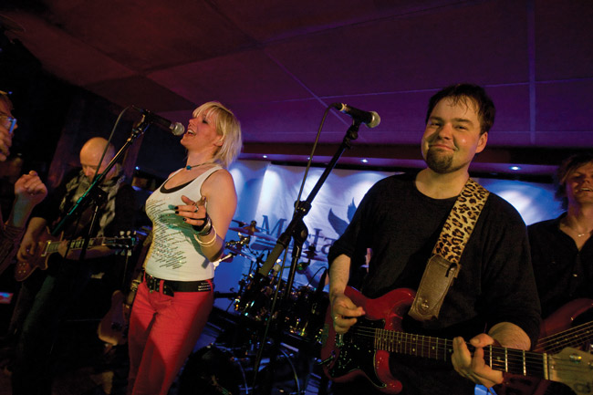 Tyytyväisenä
Musta Joutsen, Yellari, Kotka 2009.
Avainsanat: Musta Joutsen Yellari Kotka Katariina Wiiala 