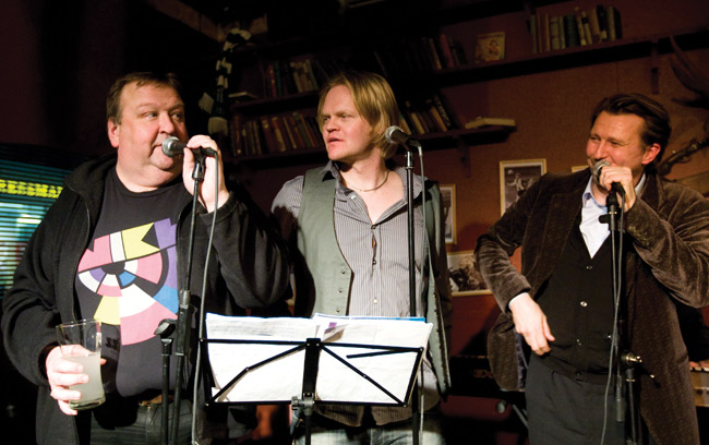 Mikko Kivinen, Otto Kanerva ja Martti Suosalo eivät muista mitään
Jaakko V, Kotka 2010.
Avainsanat: Naurua kolmannella Mikko Kivinen Otto Kanerva Martti Suosalo Jaakko V Kotka