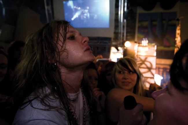Kansan keskuudessa
Jonne Aaron vaeltaa yleisön keskuudessa, Kotka 2008.
Avainsanat: Negative Jonne Aaron Amarillo Seurahuone Kotka 2008 yleisön keskellä Kansan keskuudessa
Jonne Aaron vaeltaa yleisön keskuudessa, Kotka 2008.
Avainsanat: Negative Jonne Aaron Amarillo Seurahuone Kotka 2008 yleisön keskellä