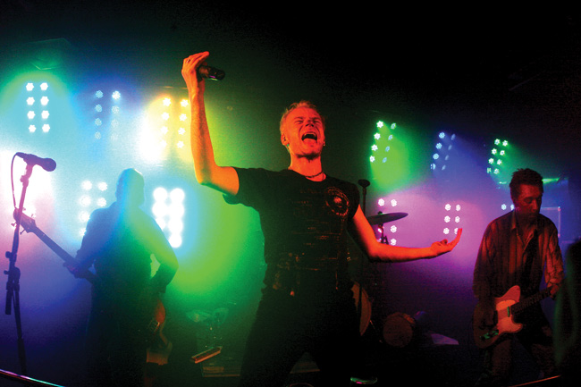 Julkea värikuva
Avainsanat: Neljä Ruusua Kouvola Marilyn Vaakuna värikuva Ilkka Alanko Petteri Kode Koistinen Jari Lade Laakkonen Jari Kämy Kämäräinen kontrastikas