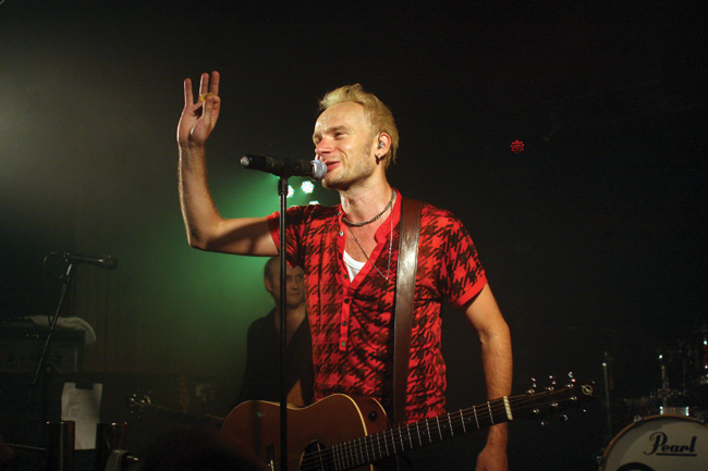 Tervehdys
"Oliko ennen kaikki paremmin?"
Avainsanat: Neljä Ruusua Kouvola Marilyn Vaakuna Ilkka Alanko käsi ylhäällä ruutupaita