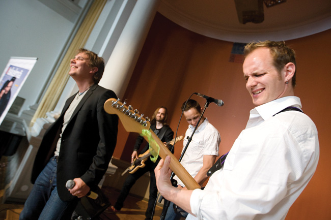 Hurjana kitaraa...
...playbackinä...
Avainsanat: Neljänsuora Antti Ketonen Esko Mäki Juha Jussi Välimaa Iskelmä-lehti julkkarit kitaristi playback singback