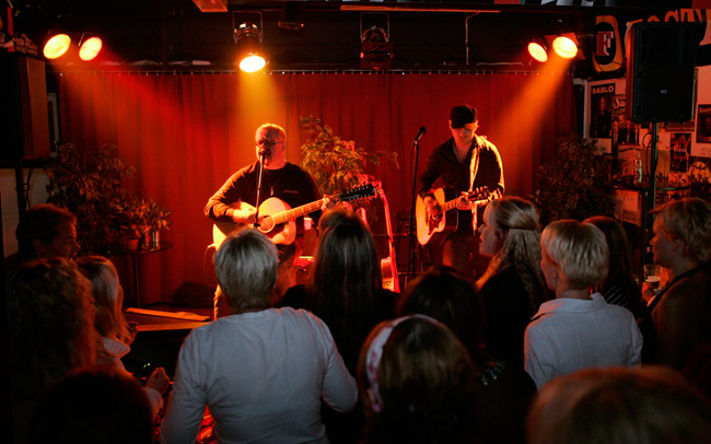 Neumann duo
...ja naiset. Bar Tompuri, Hamina 2006.
Avainsanat: Pertti Olavi Neumann Nieminen duo naiset yleisö bar Tompuri hyvä paikka uusi lava Hamina
