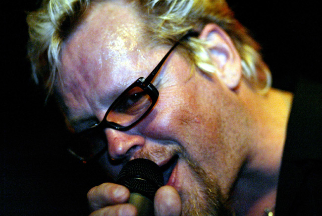 Neumann
Kiertue-Dingo 2004, Amarillo, Kotka. 
Avainsanat: Neumann Dingo laulaja lasit parta levoton tuhkimo huivit