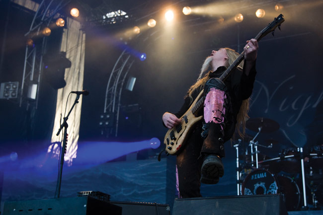 Hietala polkee jalkaa
Nightwish, Tampere 09.
Avainsanat: Nightwish Sauna open air Tampere Marco Hietala jalka saapas