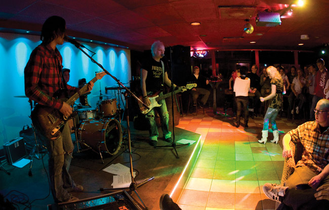 Nirvana Tribute - Seppälä - Rikala - Hämäläinen
Yellari, Kotka 2009.
Avainsanat: Nirvana Tribute Seppälä Rikala Hämäläinen Yellari Kotka