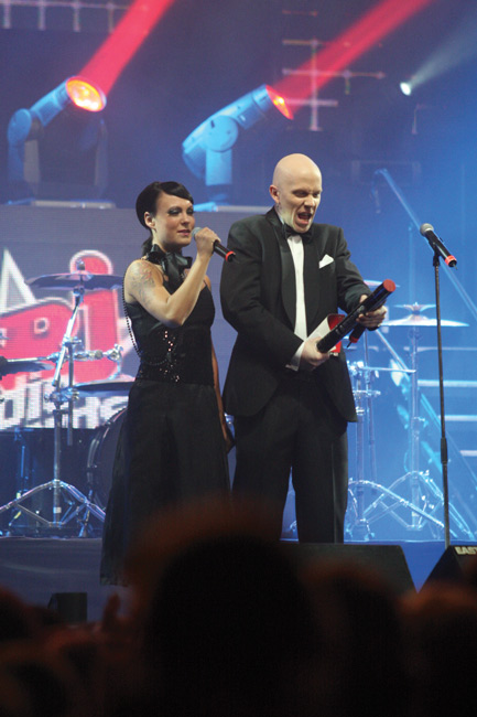 Kohta poksahtaa...
...konfetti.
Toni ei anna armoa, mutta onko sillä niin väliä:
"Kipu kuolee huutamalla, alastomana lattialla"
Avainsanat: NRJ radio awards hartwall-areena helsinki Mira Toni Wirtanen konfetti ei armoa pamauttaa kipu kuolee huutamalla juontajat Kohta poksahtaa...
...konfetti.
Toni ei anna armoa, mutta onko sillä niin väliä:
"Kipu kuolee huutamalla, alastomana lattialla"
Avainsanat: NRJ radio awards hartwall-areena helsinki Mira Toni Wirtanen konfetti ei armoa pamauttaa kipu kuolee huutamalla juontajat