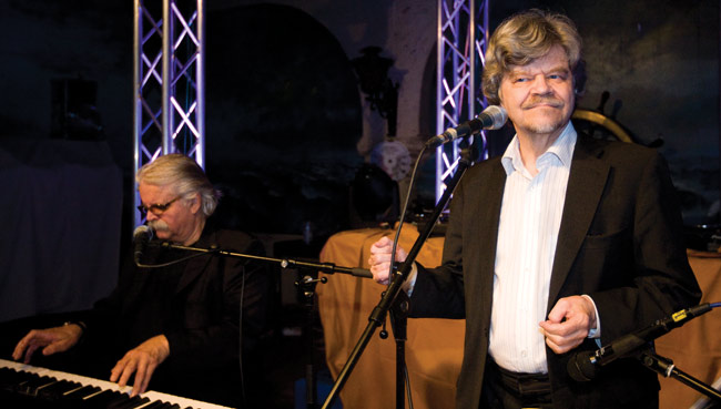 M.A. Numminen ja Pedro Hietanen
Bujashaka, Kairo, Kotka 2010
Avainsanat: M.A. M A Mauri Antero Numminen Bujashaka Kotka Kairo Pedro Hietanen piano