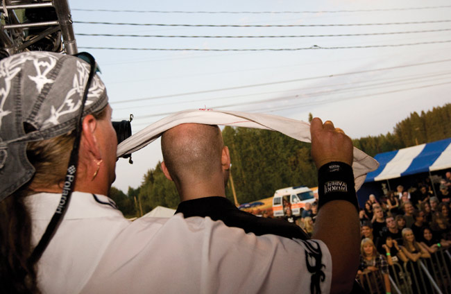 Nesteenpois livenä
Dark River 2010
Avainsanat: Omnium Gatherum Dark River festival Kotka Kymi Honkala hiki kuivata hikeä kalju Toni Mäki Hantta Leivon Hantta