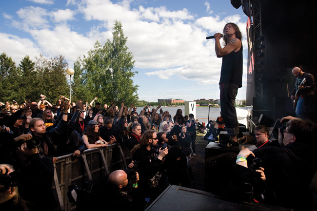 Jukka Pelkonen Open air
Saunassa...
Avainsanat: Omnium Gatherun Sauna open air metal festivall Tampere yleisö Jukka Pelkonen kuvaajat kesä ulkona