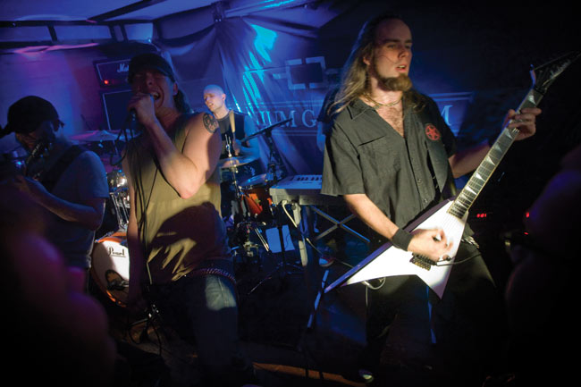 Kiertue päättyi kohtuun
Omppareiden Euroopan kiertue päättyi Karhulaan.
Avainsanat: Omnium Gatherum OG Ompparit Sam's sams pub Markus Vanhala Jukka Pelkonen