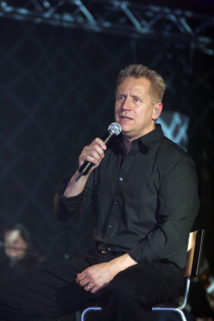 Olli ottaa lunkisti.
Lähes kaksi ja puolituntinen konserttikiertue Kuolematon piti sisällää myös rauhallisia hetkiä, Loviisan liikuntahalli 2005.
Avainsanat: Olli Lindholm Yö Kuolematon Loviisan liikuntahalli istua laulaa