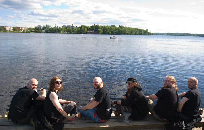 Rennosti bäkkärillä
Omnium Gatherum, Sauna 09
Avainsanat: Omnium Gatherun Sauna open air metal festival Tampere Jukka Pelkonen Markus Vanhala Harri Pikka Aapo Koivisto Jarmo Toni Mäki järvi ranta rannassa kesä ulkona olut