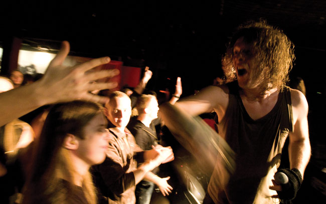 Loppukättely
Jukka Pelkonen ja Donington rock clubin yleisö, Kouvola 2008.
Avainsanat: Omnium Gatherum OG Ompparit Donington rock club Kouvola Jukka Pelkonen loppukättely yleisö kädet liike Loppukättely
Jukka Pelkonen ja Donington rock clubin yleisö, Kouvola 2008.
Avainsanat: Omnium Gatherum OG Ompparit Donington rock club Kouvola Jukka Pelkonen loppukättely yleisö kädet liike