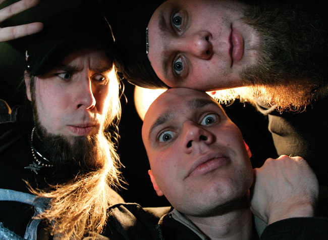 Haastattelukokoonpano
Puoli bändiä yrittää tunkea lärviään linssiin, vaikka ne on kallita putsata.
Avainsanat: Omnium Gatherum Markus Vanhala Aapo Koivisto Jarmo Pikka kalansilmä poseerata haastattelukokoonpano Yellowstone