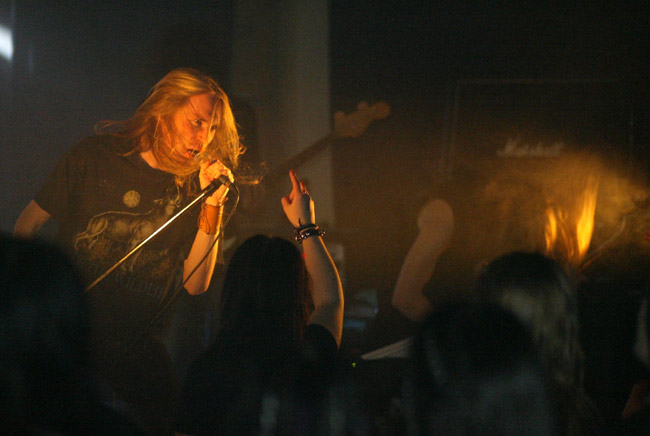 Antti ärisee yleisölle
Antti Filppu, Omnium Gatherum 2004.
Avainsanat: Antti Filppu Omnium Gatherum yleisö etukeno heavy pitkätukka rankkaa og