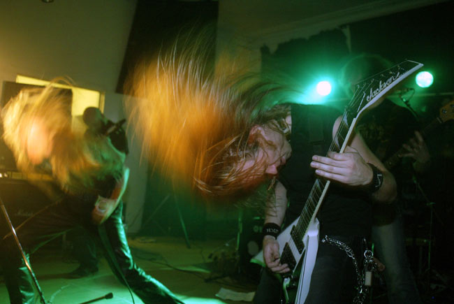 Letti heiluu
Omnium Gatherum laittaa letit heilumaan, Kotkan nuorisokeskus 2004.
Avainsanat: Omnium Gatherum heilua hiukset letti tukka mosh liike hevi heavy metalli og