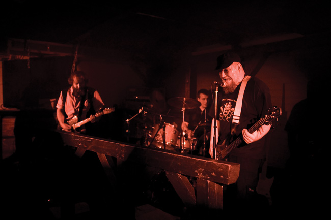 "Sä kuulut lokeroon"
Osasto: 
Janne Ruuska - basso, laulu
Antti Kervinen - kitara
Hate Heininen - rummut
Sam's pub, Kotka 2007
Avainsanat: Osasto Hate Heininen Antti Kervinen sä kuulut lokeroon sams pub heavy hounan sivakkaa tykityst