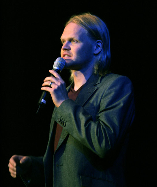 Juontaja ja solisti siinä sivussa
Yleisessä saunassa, Junnu Vainio viihdekonsertti, Kotkan Meripäivät 2006.
Avainsanat: Otto Kanerava näyttelijä juontaja solisti Junnu Vainio Yleisessä saunassa