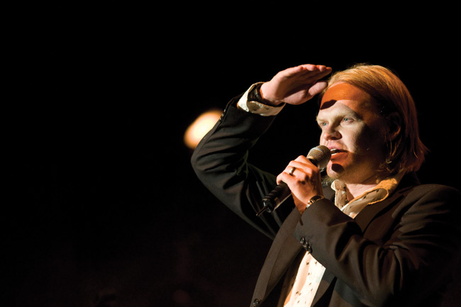 Otto Kanerva tähyää Junnu Vainion menneisyyteen
Yleisessä Saunassa, Kotkan Meripäivät 2008.
Avainsanat: Yleisessä Saunassa Kotkan Meripäivät teatteri Juha Junnu Vainio Otto Kanerva katsoa tähystää tähyää menneisyys historia