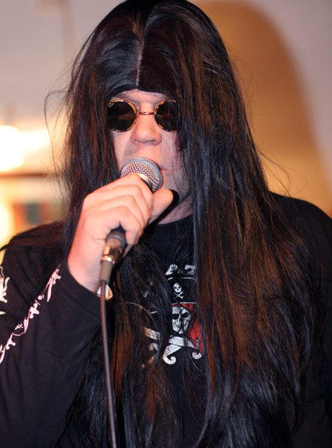 Ozzy!
Halloween-illan kunniaksi oli kuulemma oltu yhteyksissä Englannin suuntaan. Mustat lasit, verkkarit ja peruukki - ja biisi oli Dreamer.
Avainsanat: Ozzy Apan house band peruukki feikki imitaatio Jari Suviranta