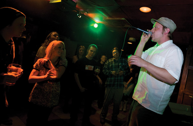 Paarma 2009
Seppo Paarma, Yellari, Kotka 09.
Avainsanat: Paarma Seppo Salmi Yellari Kotka reggae yleisö tytöt