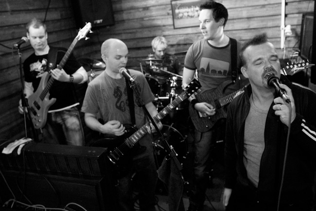 Live
Suomirokki, Hovi Pub, Kotka 2007.
Avainsanat: Paha Susi Kotka Karhula suomirock Toni Jaska Heka Tuomo Arttu Hovi Pub mustavalkoinen koko bändi live