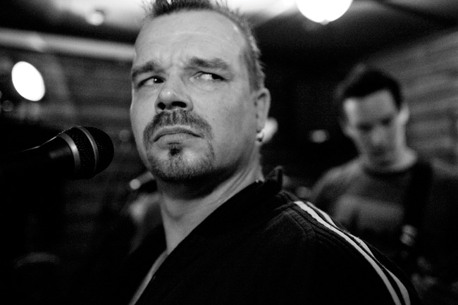 Mitä nyt?
Toni
Avainsanat: Paha Susi Kotka Karhula suomirock Toni Mäkinen mustavalkoinen Hovi Pub mietteliäs yllättynyt