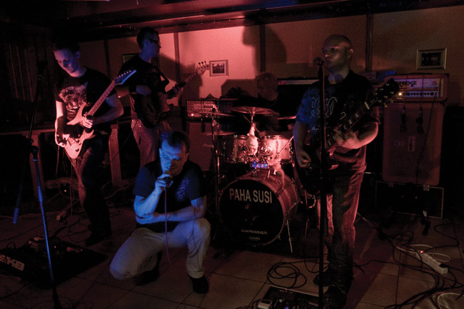 Paha susi 2009
Mesikämmen, Kotka 2009.
Avainsanat: Paha Susi Mesikämmen Arttu Heka Tuomo Toni Jaska