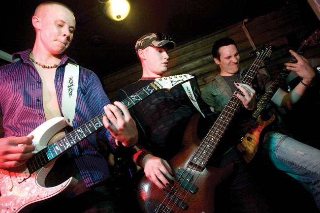 Pojat soittaa
Hovi Pub, Kotka 2011
Avainsanat: Paha Susi Hovi Pubi Kotka