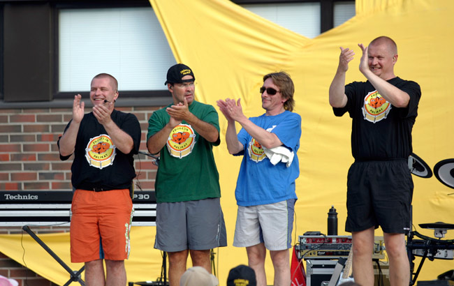 Aplodit
Fröbelin palikat, Lasten Meripäivät, Kotka 2006.
Avainsanat: Fröbelin Palikat Lasten Meripäivät Kotka aplodit Mats Lillrank Ari Bergström Hannu Mäkelä Timo Nuutinen