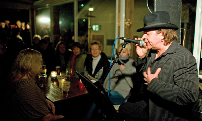 Pate Mustajärvi Segelissä
Tunnelma on tiivis, Cafe Segeli, Kotka 2007.
Avainsanat: Pate Mustajärvi soolokeikka Cafe Segeli Kotka Popeda yleisä täyttä täyttä ahdasta hattu