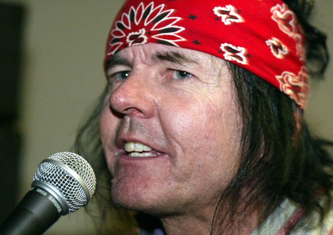 Kari Peitsamo
Peitsamo soolokeikalla 2004, Bakkanaali, Pyhtää.
Avainsanat: Kari Peitsamo huivi bakkanaali pitkätukka