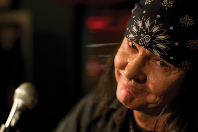 Rokkitähden kovan kuoren alla...
.. on kovaksi keitetty rokkitähti.
Avainsanat: Kari Peitsamo Jaakko V Kotka