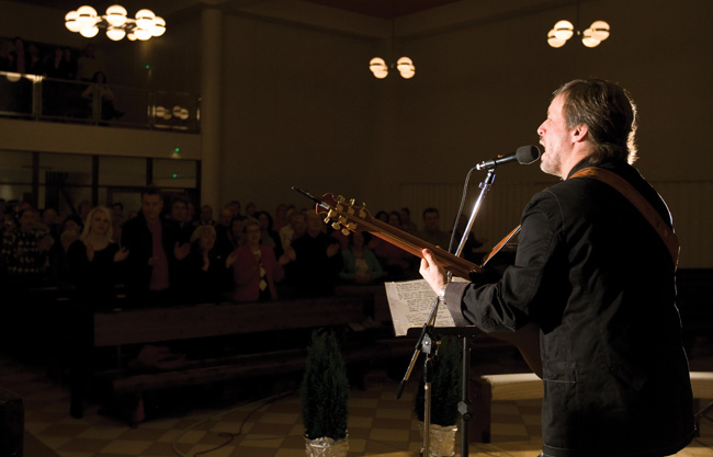 Simojoki laulattaa
.. ja yleisö laulaa, äänissä.
Avainsanat: Pekka SÃ­mojoki gospel hengellinen Exit helluntaikirkko Kotka laulattaa yleisö