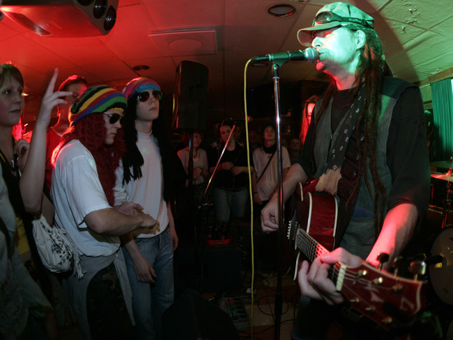 Rastafanit
Pelle, Jolly Rogers, Kotka 19.5.2005.
Avainsanat: Pelle Miljoona rasta rastafari fanit yleisö pipot rastat kalansilmä Rastafanit
Pelle, Jolly Rogers, Kotka 19.5.2005.
Avainsanat: Pelle Miljoona rasta rastafari fanit yleisö pipot rastat kalansilmä