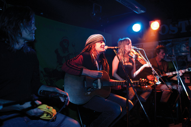 Pelle Miljoona Trio
...eli tällä kertaa Pelle, Maria Hänninen, Tero Siitonen ja Hapa Tyni vielä extra-vahvistuksena, Bar Tompuri Hamina 2006.
Avainsanat: Pelle Miljoona Maria Hänninen Petri Tiili pipopää viulisti Bar Tompuri Hamina Hapa Tyni Tero Siitonen Pelle Miljoona Trio
...eli tällä kertaa Pelle, Maria Hänninen, Tero Siitonen ja Hapa Tyni vielä extra-vahvistuksena, Bar Tompuri Hamina 2006.
Avainsanat: Pelle Miljoona Maria Hänninen Petri Tiili pipopää viulisti Bar Tompuri Hamina Hapa Tyni Tero Siitonen