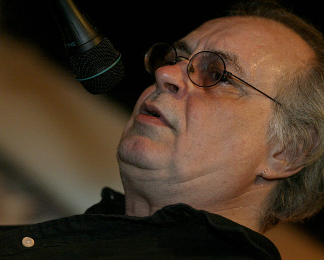 Jim Pembroke
Pianisti ja solisti. Pembrokella on yhä vuosien jälkeen mahtava ääni.
Avainsanat: Jim Pembroke laulaja silmälasit nappi Wigwam