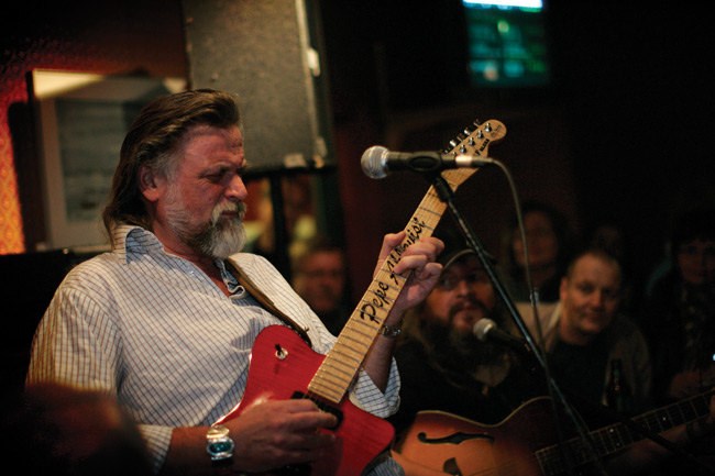 Blues vie?
Vai Mister Blues?
Avainsanat: Pepe Ahlqvist blues kitaristi kitara käsi keskittyä nimi vinguttaa vedattää nimi mr blues yleisö katsoa