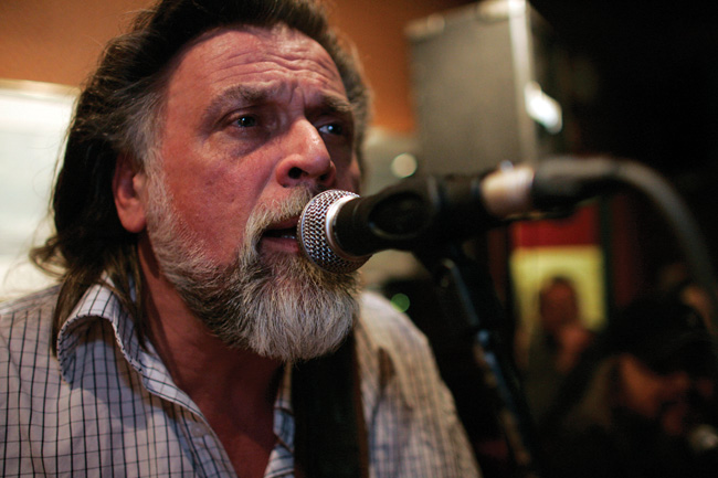 Laajakulmassa
Blues-mies valittaa
Avainsanat: Pepe Ahlqvist blues laulaa tulkita parta laajakulma laulaja